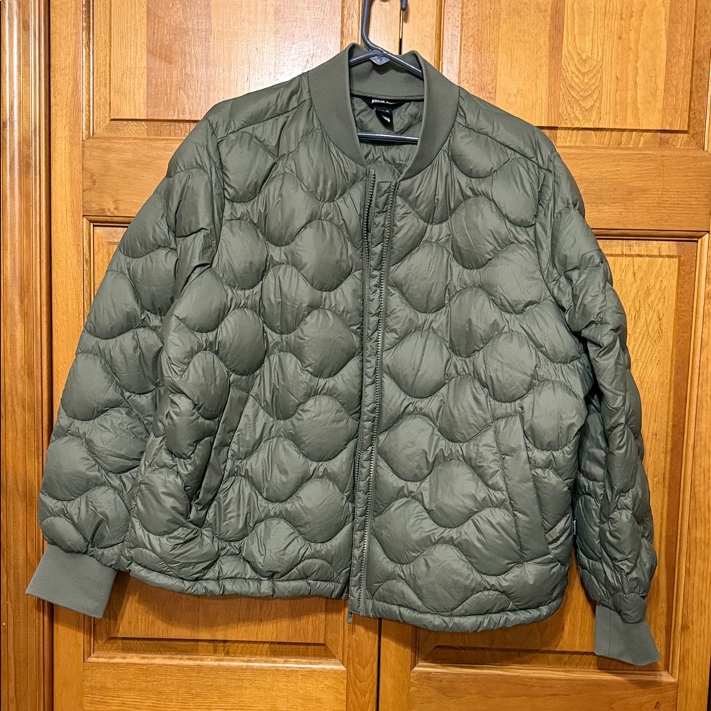 Eddie Bauer Women's Olive Puffer Jacket. Size XL